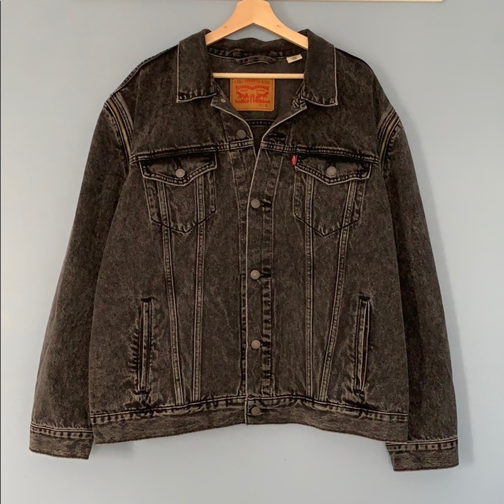 Levi’s The Trucker Zip Off Sleeves Denim Jacket